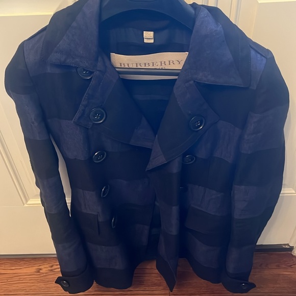 Burberry jacket size 2 has been sitting in my closet never worn nwot - Picture 5 of 5